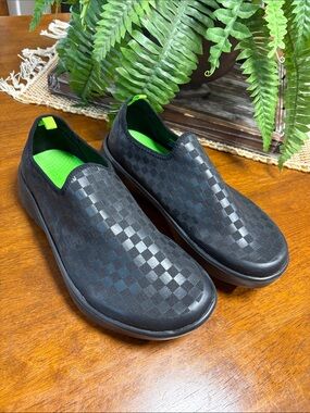 OOFOS men’s  Black Slip-On Checker  Shoes